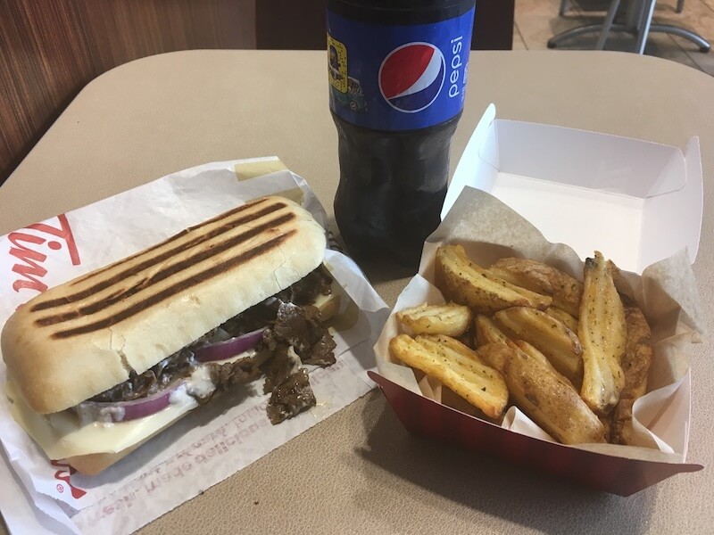 ステーキサンドとポテトのセット