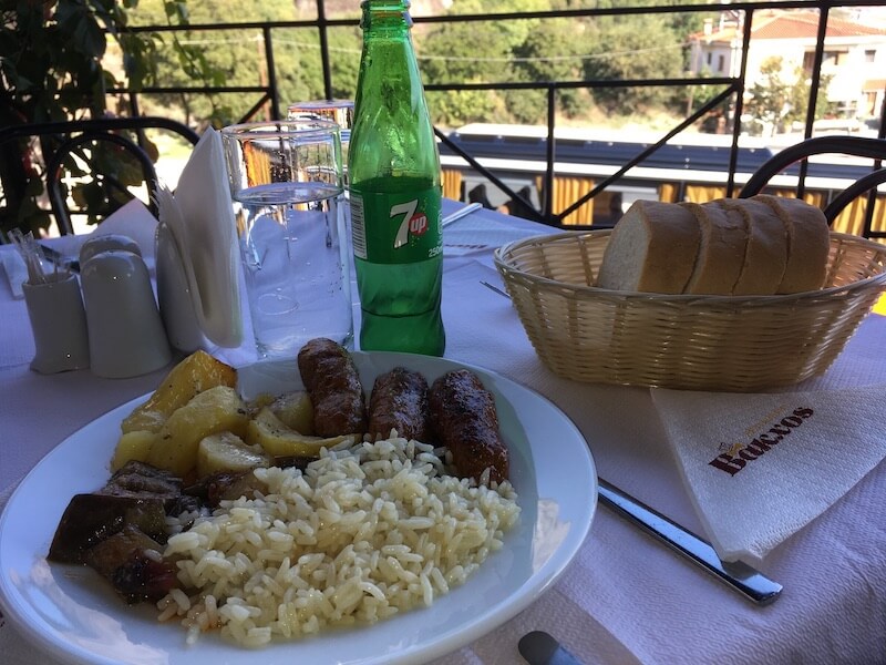 メテオラのカフェテリアのランチ