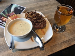 ステーキサンドとクラムチャウダー