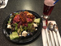 サラダとブルーベリージュース