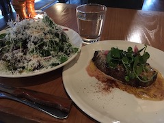 ビーフステーキと大量のサラダ